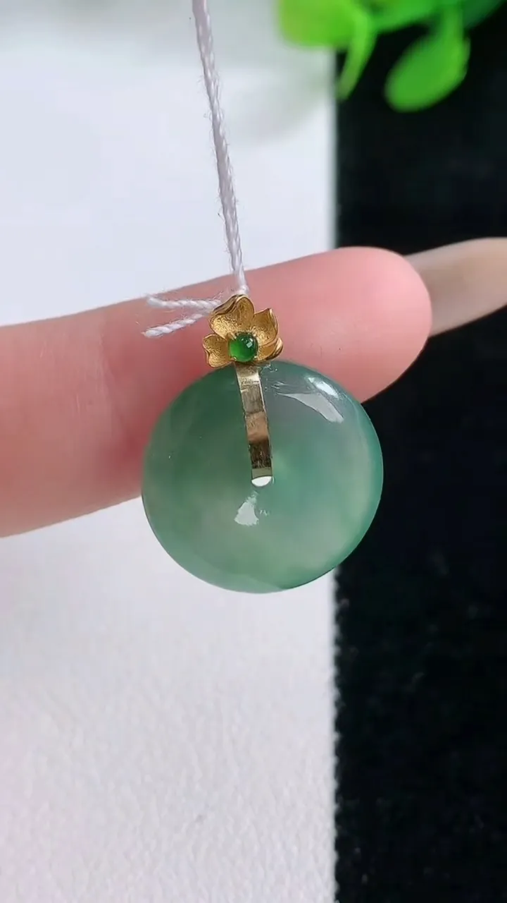 天然A货翡翠平安扣吊坠，尺寸15.6-4.3，重量:2.51g
11月29日