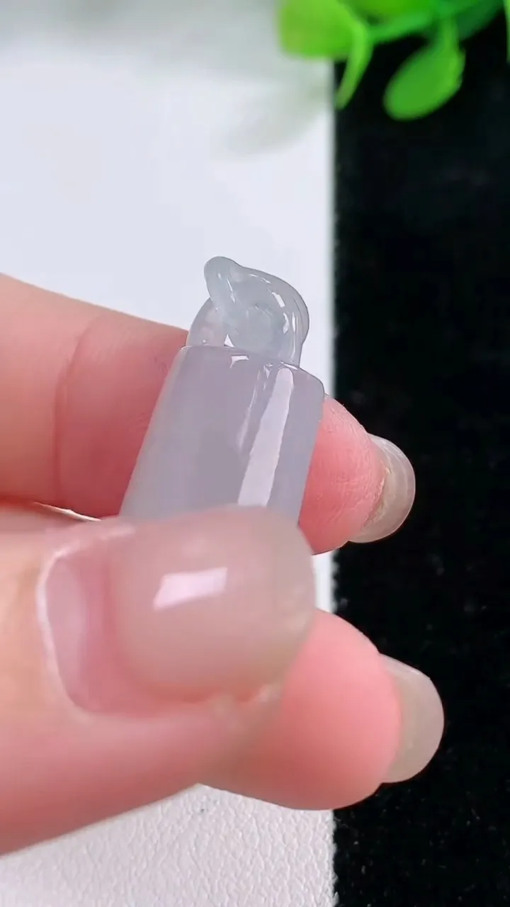 天然A货翡翠无事牌吊坠，尺寸36.4-13-5.8，重量:5.73g
11月29日