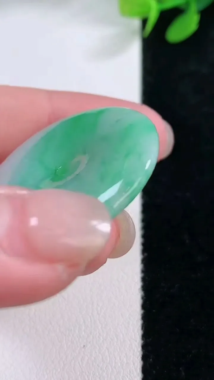 天然A货翡翠平安扣吊坠，尺寸32-5.7，重量:14.21g
11月29日