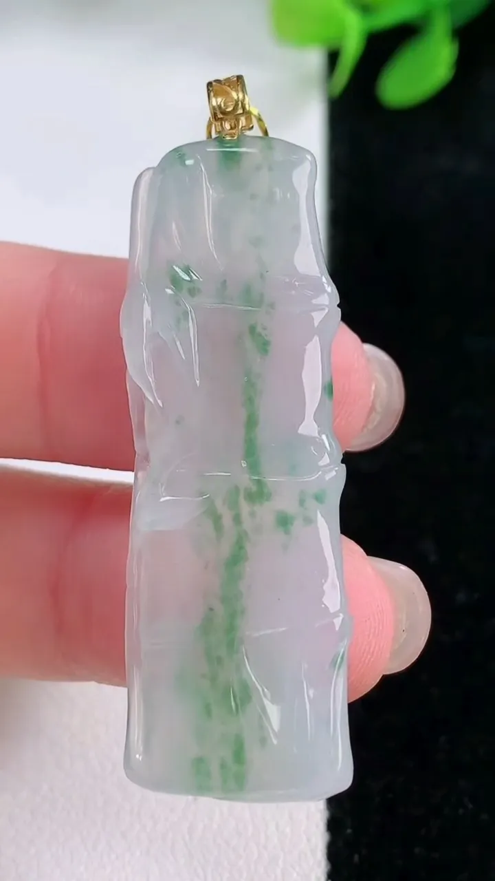 天然A货翡翠节节高升 ，竹节吊坠，尺寸43.5-15-3.9，重量:6.43g
11月29日