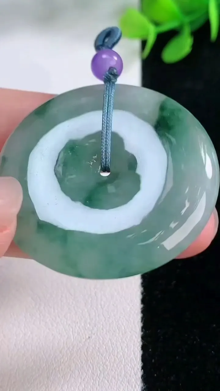 天然A货翡翠飘花平安扣吊坠，尺寸39.2-5.5，重量:19.40g
11月29日