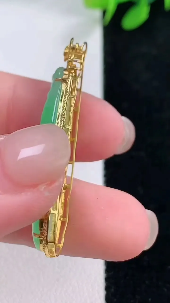 天然A货翡翠年年有余吊坠，尺寸42-12-5.8，裸石34-10.6重量:3.79g
11月29日