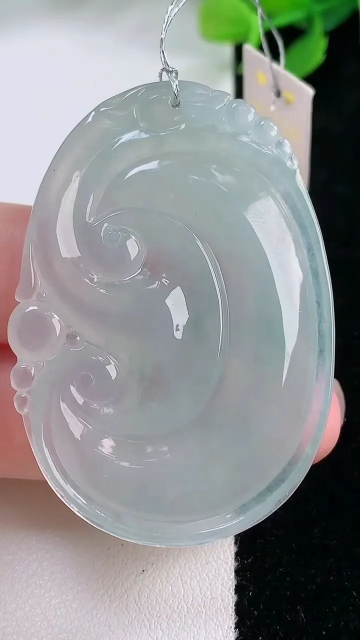 天然A货翡翠冰种飘花如意吊坠，尺寸50.7-34.7-5.6，重量:18.30g
11月29日