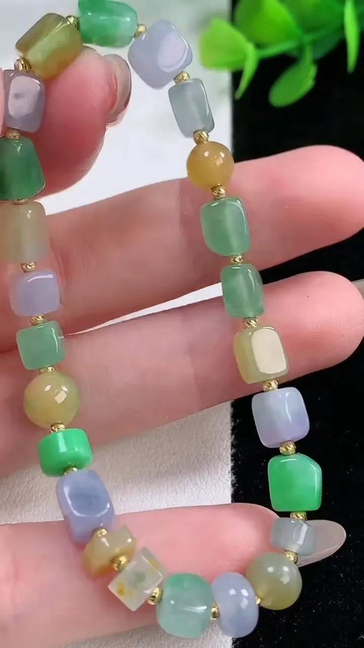 天然A货翡翠三彩原石手串，尺寸6-5.7-4.7-21颗，重量:10.51g11月29日
工厂直销收藏佳品,种好水足，色泽均匀，有种有色，上手高大气！