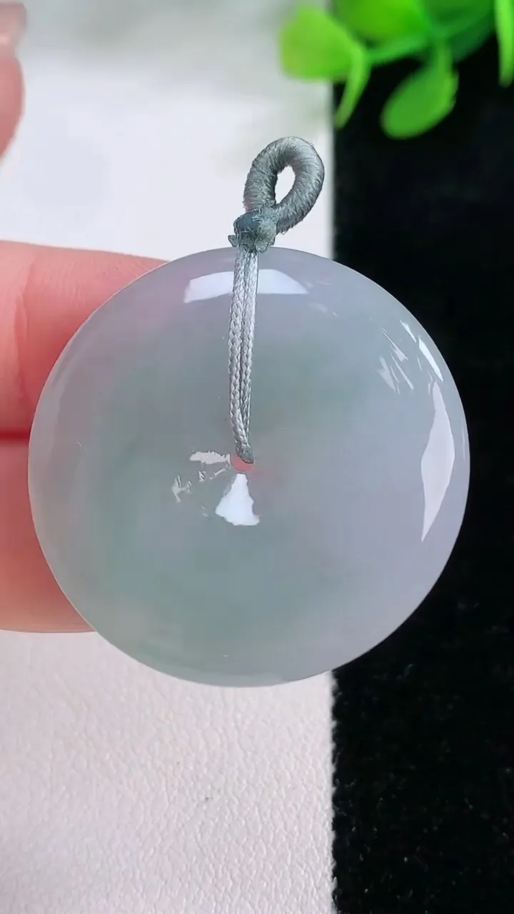 天然A货翡翠平安扣吊坠，尺寸31.6-5.6，重量:12.11g
11月29日