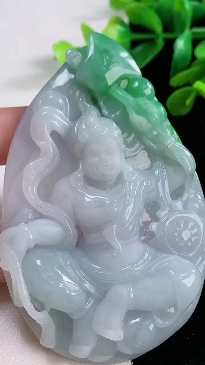 天然A货翡翠不动明王吊坠，尺寸 84-55-12.8，重:83.72g
11月29日