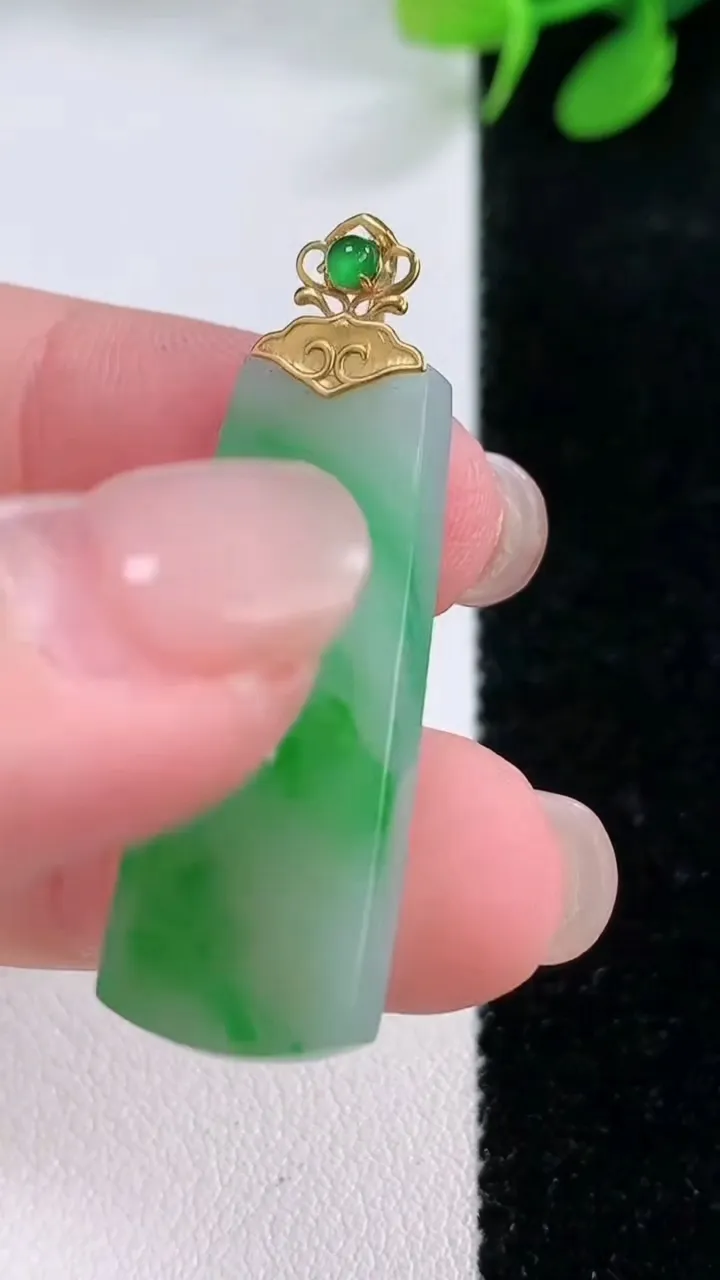 天然A货翡翠无事牌吊坠，尺寸33.2-11.6-4，重量:4.84g
11月29日