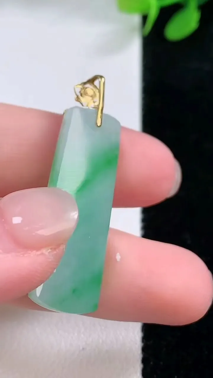 天然A货翡翠无事牌吊坠，尺寸33.2-11.6-4，重量:4.84g
11月29日