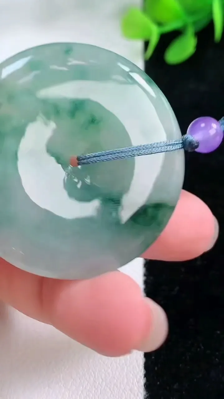 天然A货翡翠飘花平安扣吊坠，尺寸39.2-5.5，重量:19.40g
11月29日