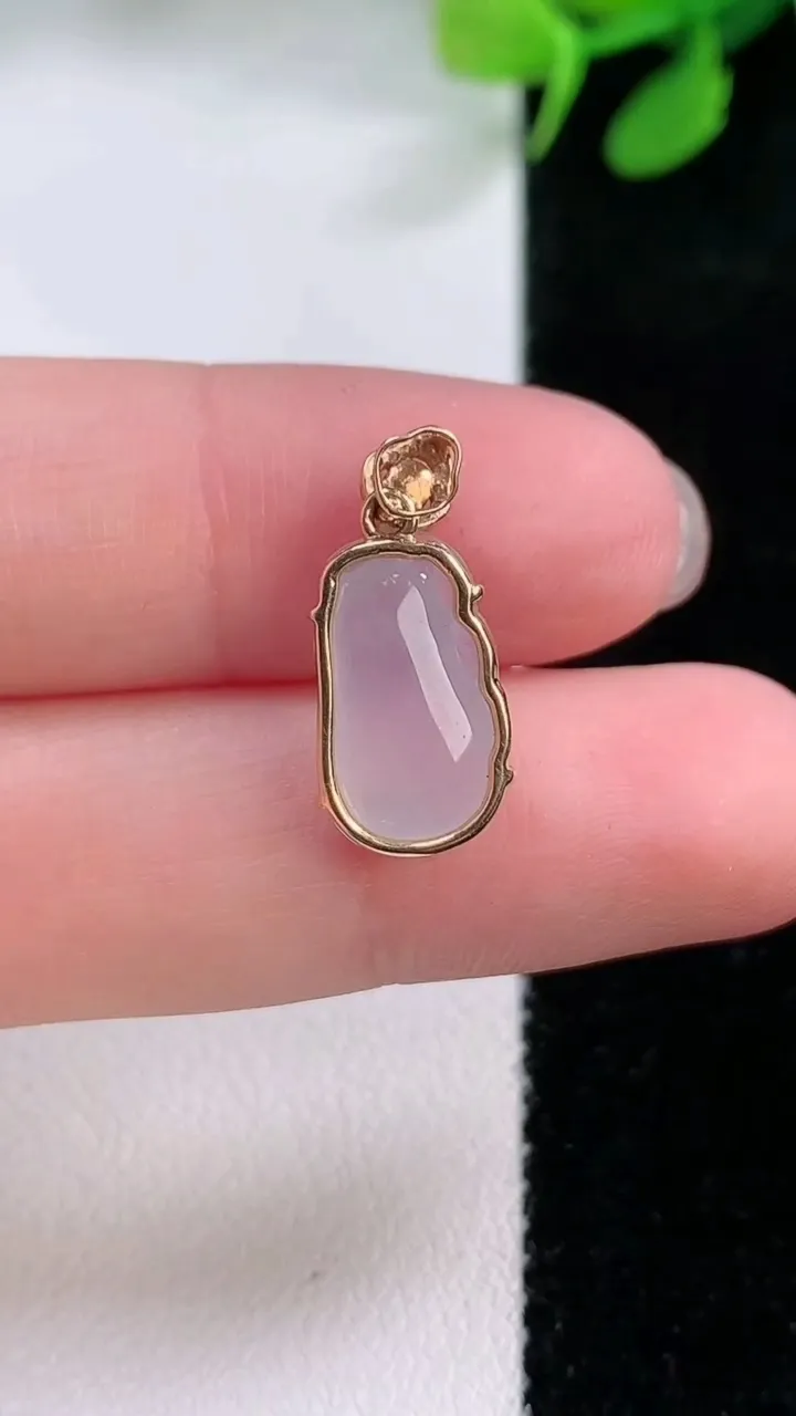 天然A货翡翠种白冰福瓜吊坠，尺寸14-7.7-4.5，重量:1.43g
11月29日