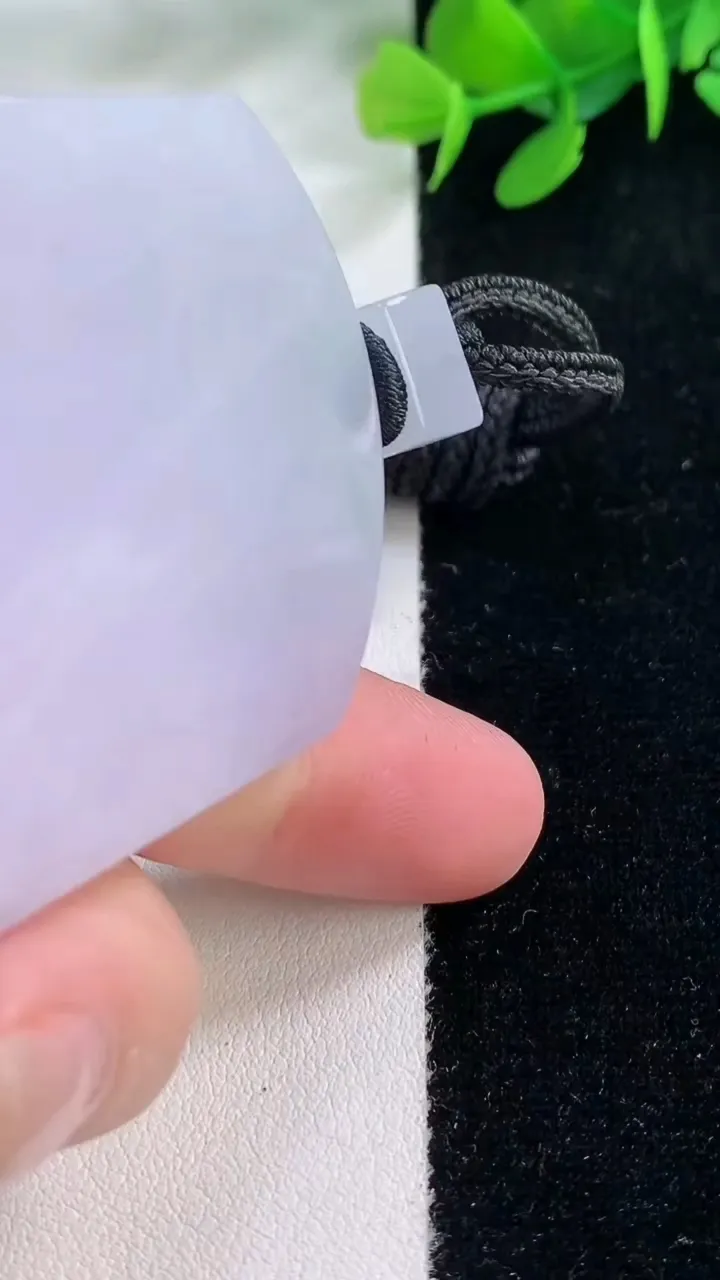 天然A货翡翠紫罗兰无事牌吊坠，尺寸52.4-42.6-5.8，重量:43.07g
11月29日