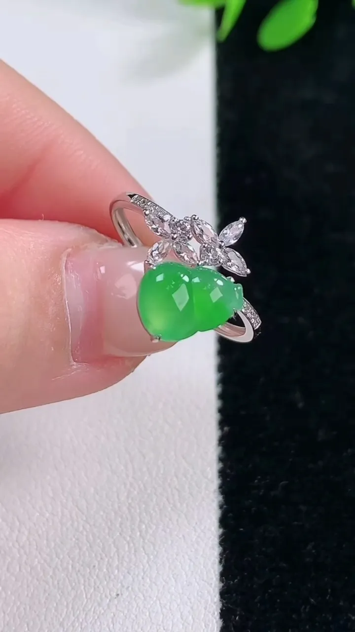 天然A货翡翠葫芦戒指，尺寸17.6-8.8-6.6-3.3，重量:1.76g2025年11月29日
工厂直销收藏佳品,种好水足，色泽均匀，有种有色，上手高大气！