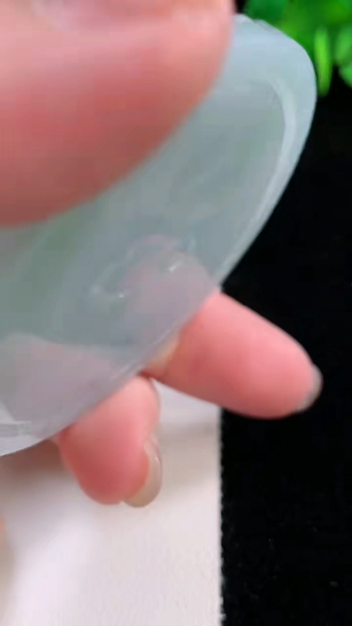 天然A货翡翠冰种飘花千手观音吊坠，尺寸55.3-5.4，重量:36.05g
11月29日