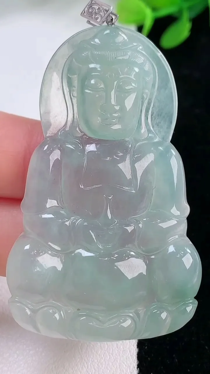 天然A货翡翠观音菩萨吊坠，尺寸55.3-34.3-4.4，重量:15.96g
11月29日