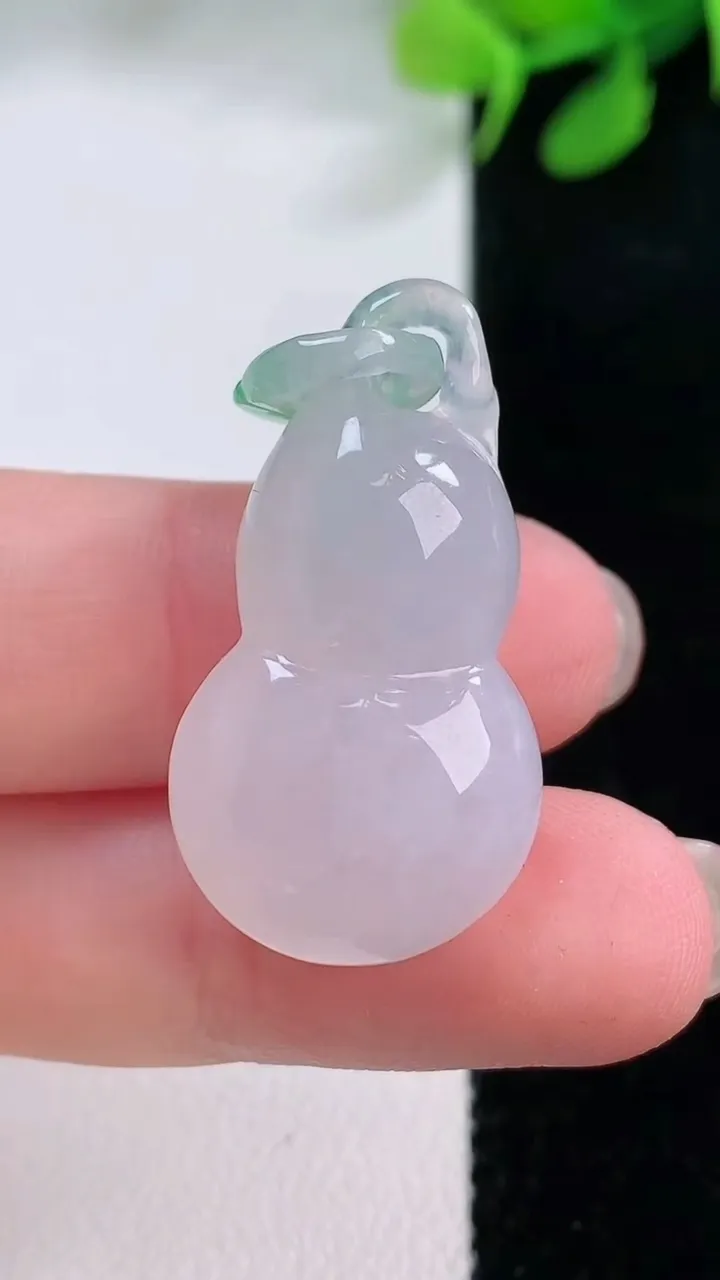 天然A货翡翠葫芦吊坠，尺寸35.7-16.6-10，重量:8.02g
11月29日