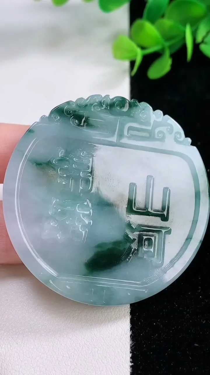 天然A货翡翠飘花复古牌吊坠，尺寸52.7-6.4，重量:43.67g
11月29日