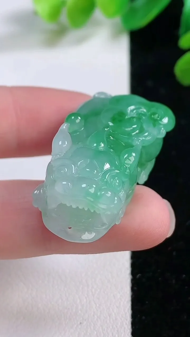 天然A货翡翠貔貅吊坠，尺寸 36.8-19.1-13.3，重:19.20g
11月29日