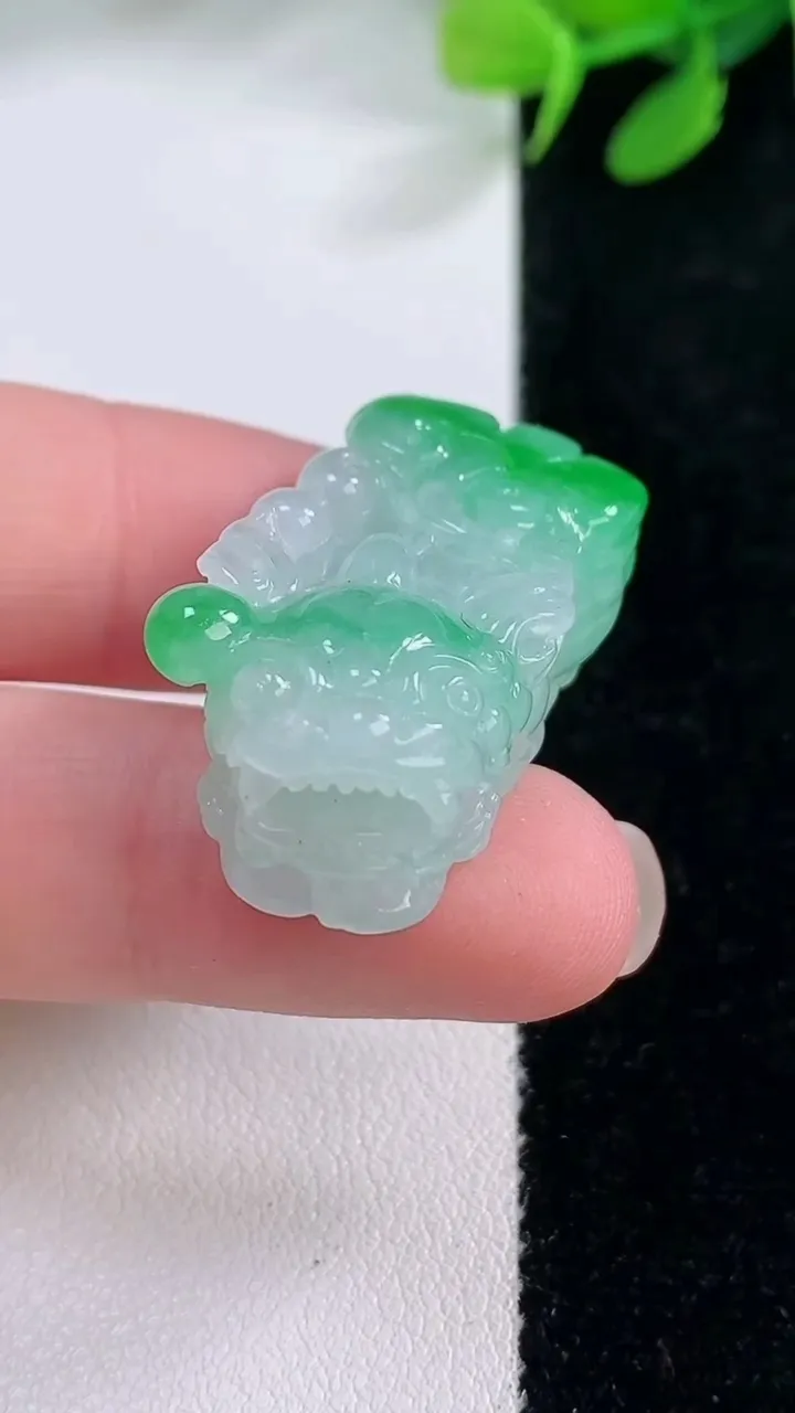 天然A货翡翠貔貅吊坠，尺寸36.4-13.6-12.2，重量:15.76g
11月29日