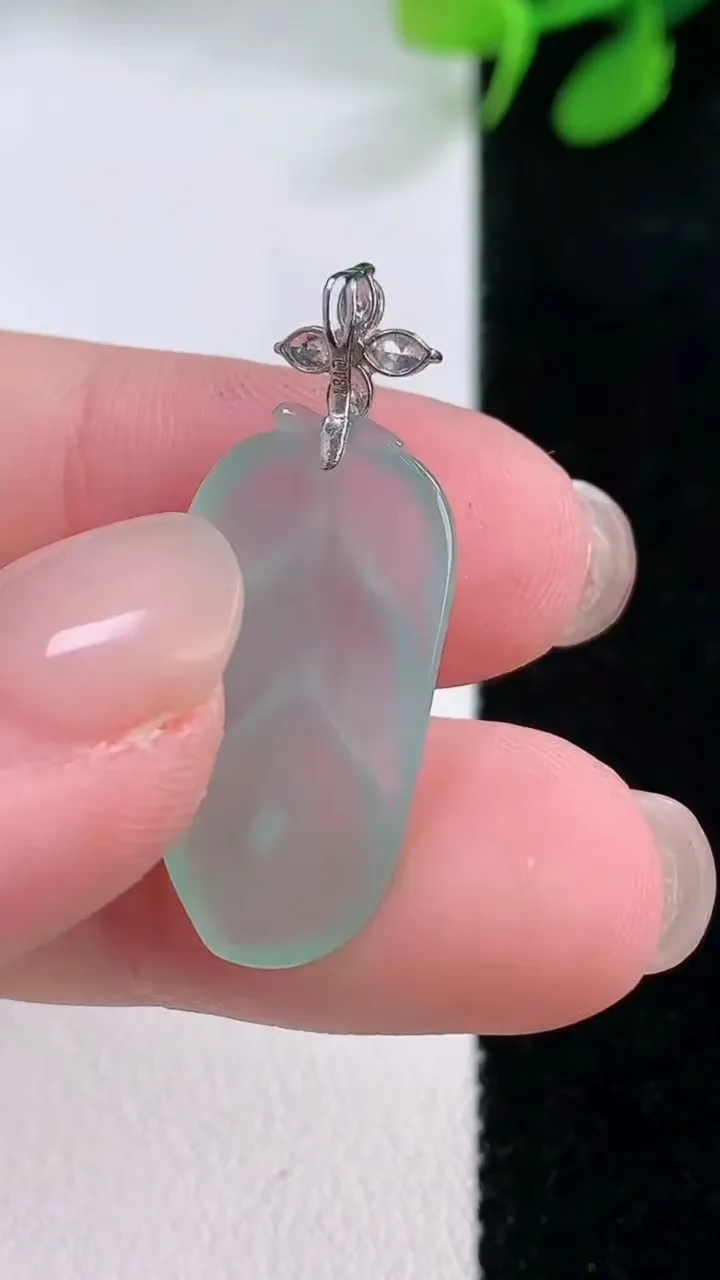 天然A货翡翠金枝玉叶 叶子吊坠，尺寸21.8-12-3，重量:2.16g
11月29日