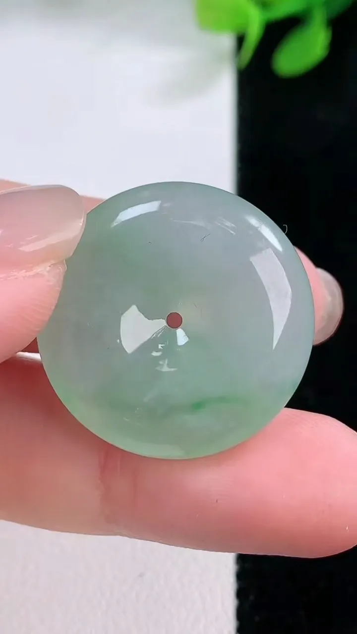 天然A货翡翠平安扣吊坠，尺寸24.7-5.8，重量:8.10g
11月29日