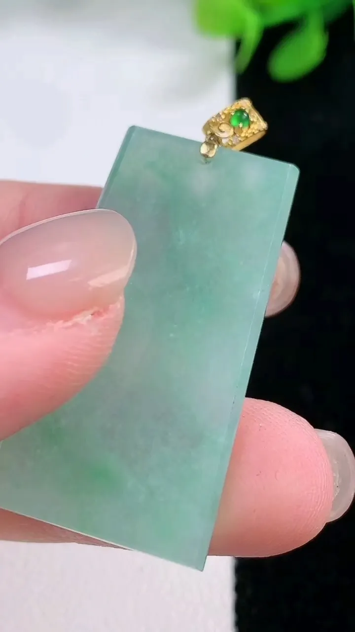 天然A货翡翠无事牌吊坠，尺寸35.4-17.7-3.2，重量:6.89g
11月29日