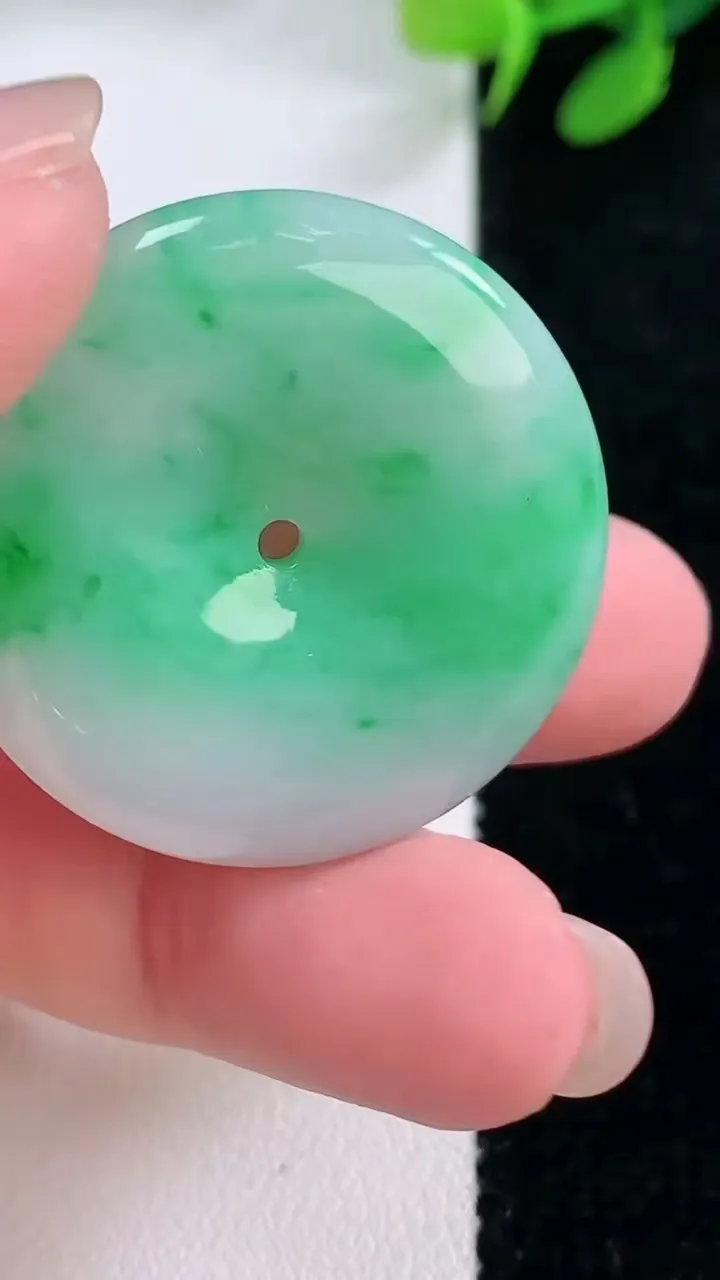 天然A货翡翠平安扣吊坠，尺寸32-5.7，重量:14.21g
11月29日