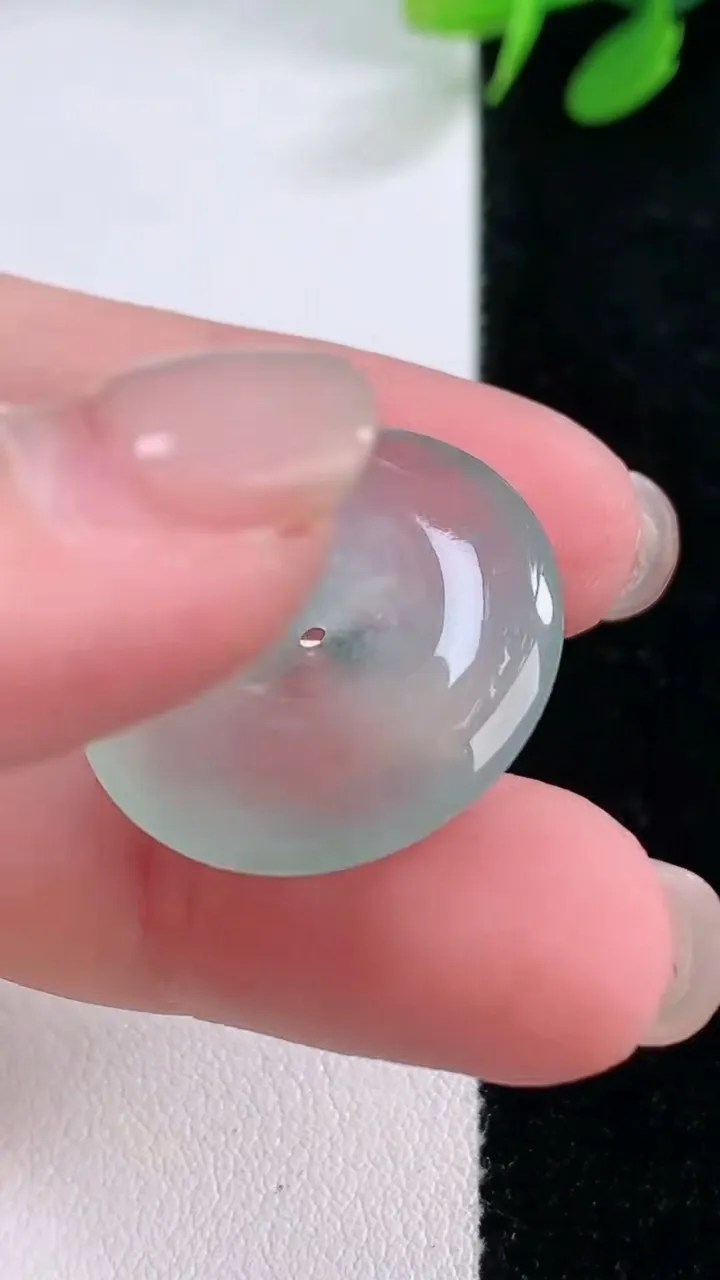 天然A货翡翠冰种飘花平安扣吊坠，尺寸23-4，重量:4.68g
11月29日