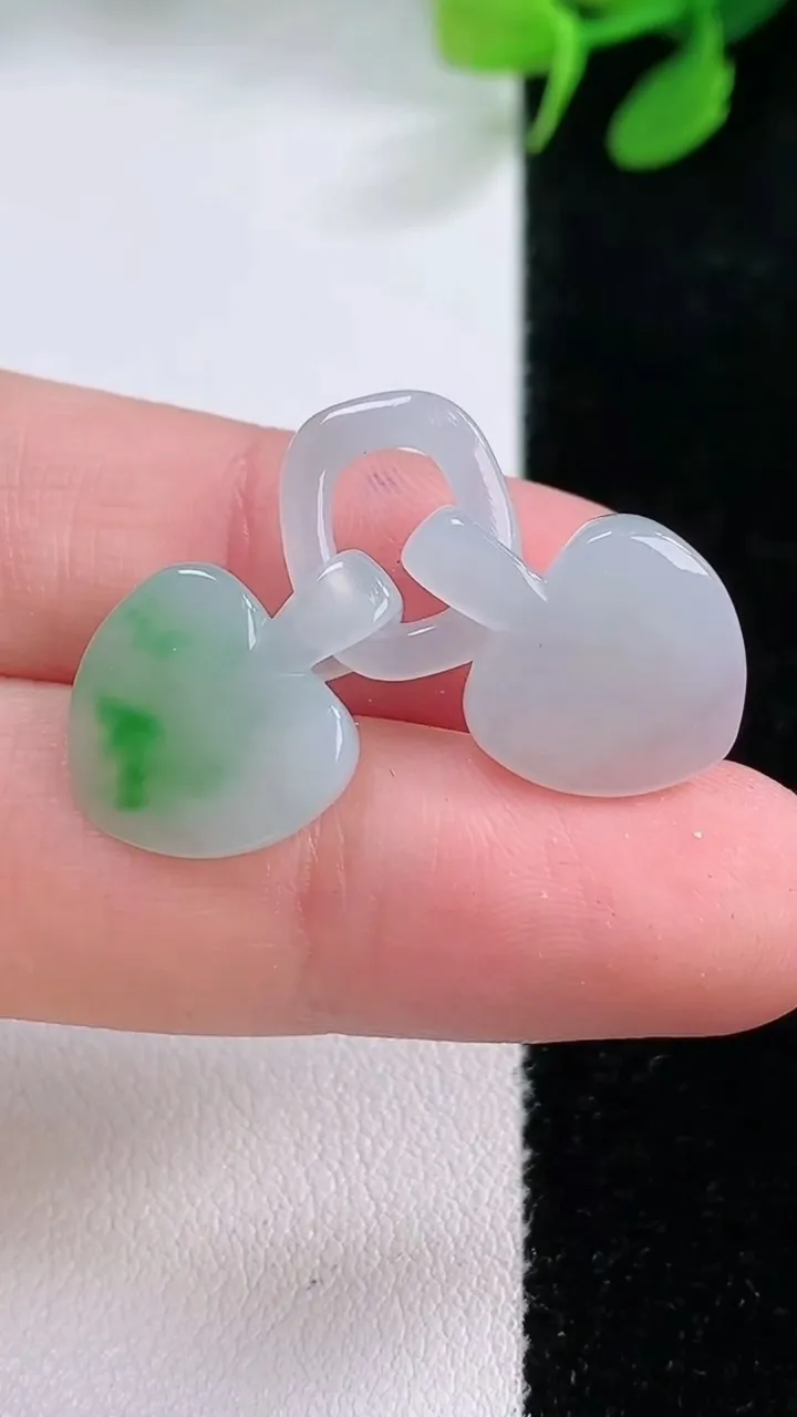 天然A货翡翠心形吊坠，尺寸24.3-12.8-4.2，重量:3.13g
11月29日