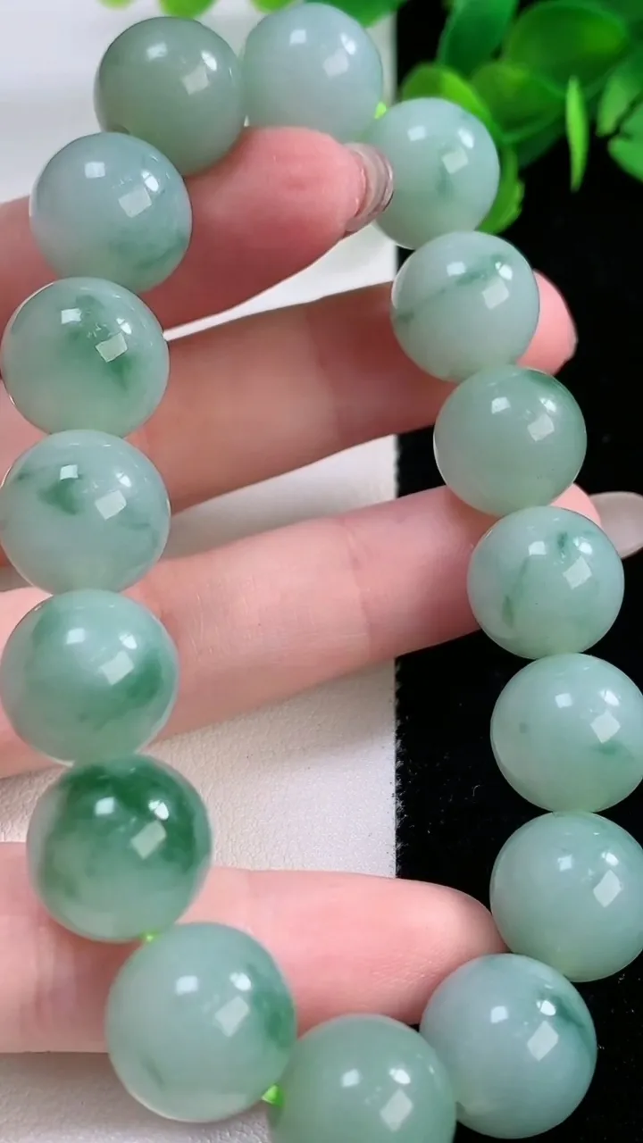 天然A货翡翠飘花圆珠手串，尺寸13-16颗，重量:62.29g11月29日
工厂直销收藏佳品,种好水足，色泽均匀，有种有色，上手高大气！
