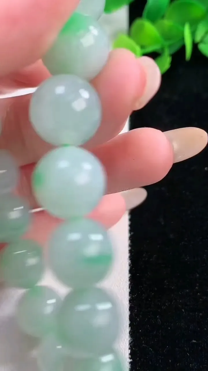 天然A货翡翠圆珠手串，尺寸12-17颗，重量:52.37g11月29日
工厂直销收藏佳品,种好水足，色泽均匀，有种有色，上手高大气！