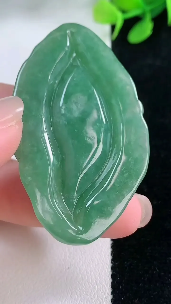 天然A货翡翠龙牌吊坠，尺寸55.4-31.7-10.8，重量:23.03g
11月29日