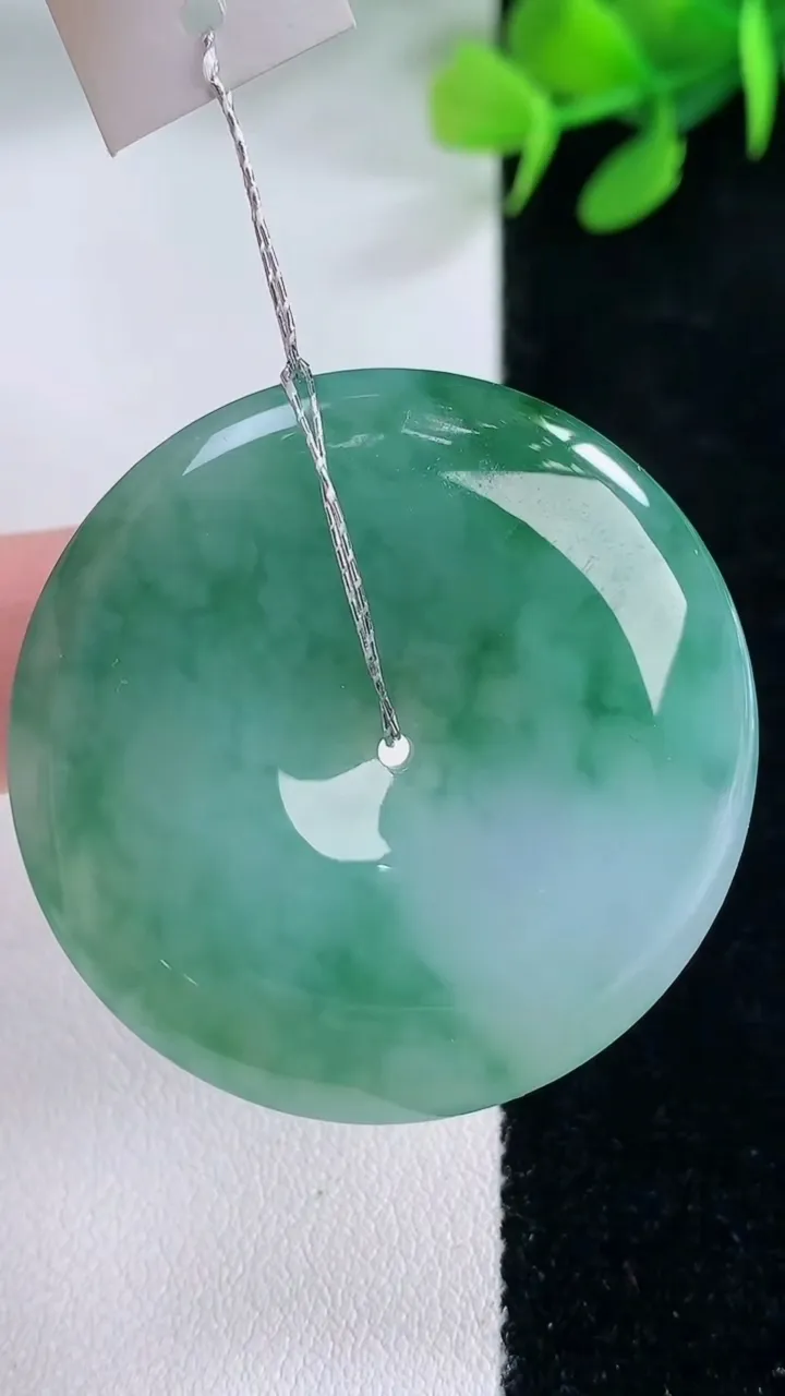 天然A货翡翠平安扣吊坠，尺寸38.5-6，重量:19.42g
11月29日