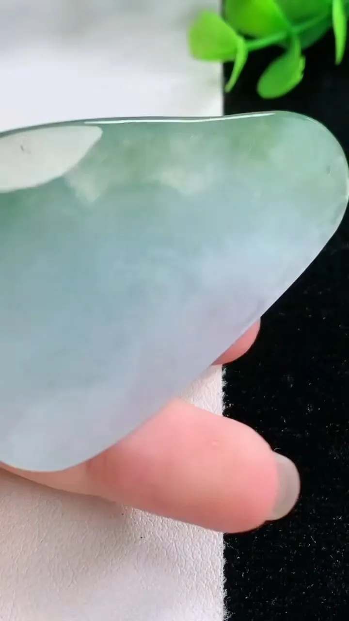 天然A货翡翠大日如来吊坠，尺寸67.8-39-6.8，重量:31.70g
11月29日