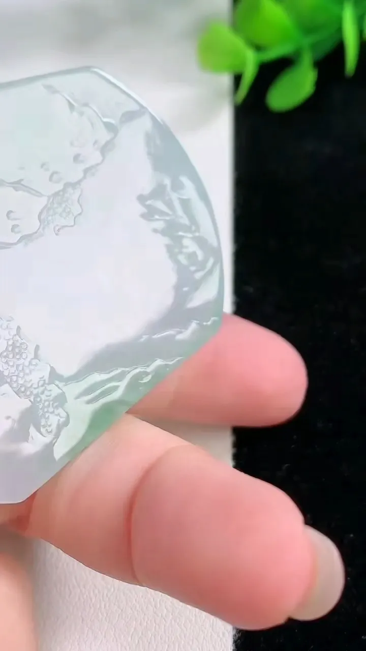 天然A货翡翠山水牌吊坠，尺寸51.6-44-5.-，重量:33.11g
11月29日