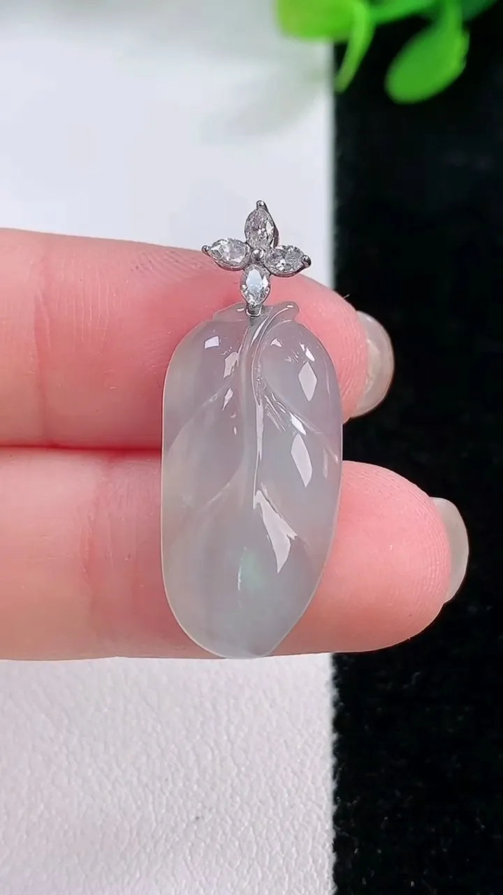 天然A货翡翠金枝玉叶 叶子吊坠，尺寸21.8-12-3，重量:2.16g
11月29日