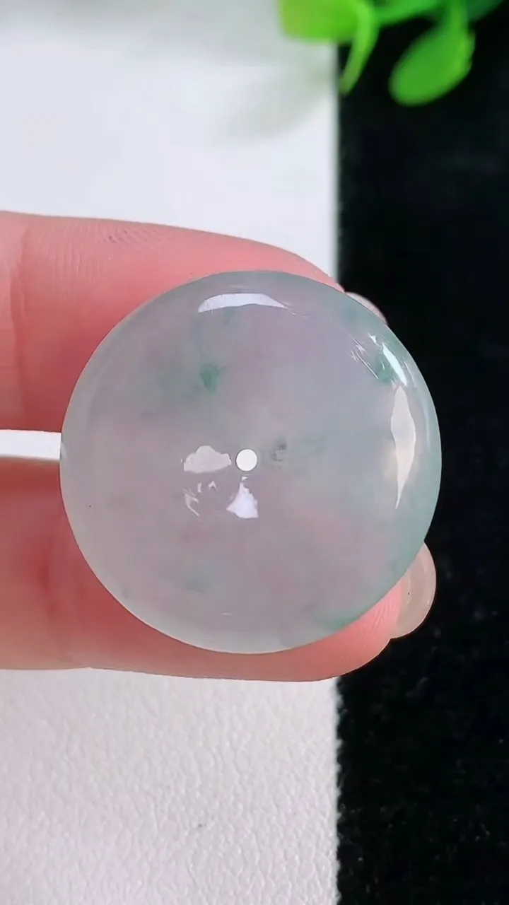 天然A货翡翠冰种飘花平安扣吊坠，尺寸24.7-5.8，重量:7.90g
11月29日