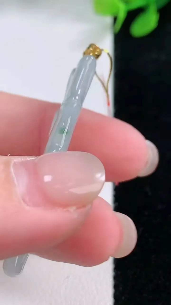 天然A货翡翠节节高升 ，竹节吊坠，尺寸43.5-15-3.9，重量:6.43g
11月29日