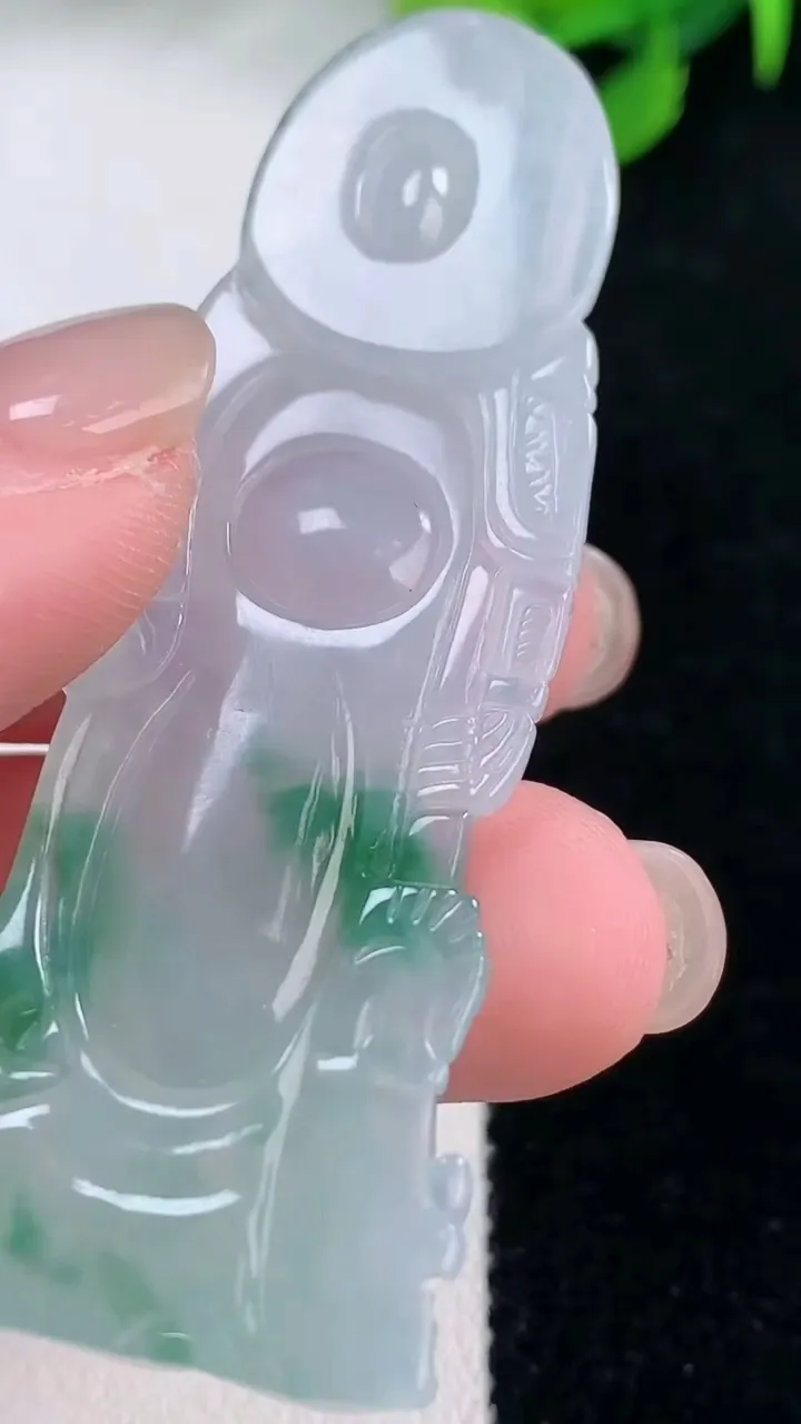 天然A货翡翠冰种飘花关公吊坠，尺寸61.3-24-5.7，重量:13.68g
11月29日