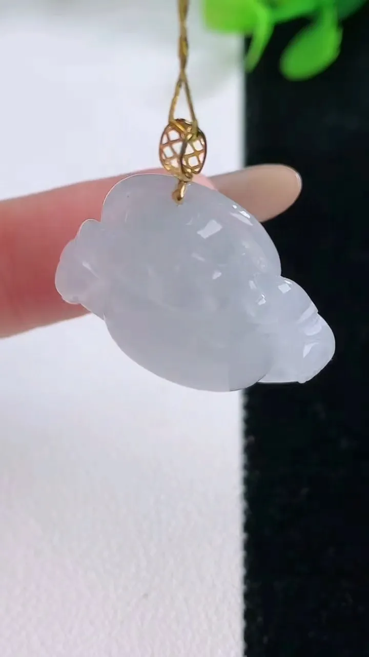 天然A货翡翠种白冰佛公吊坠，尺寸24.2-26-6.2，重量:5.73g
11月29日