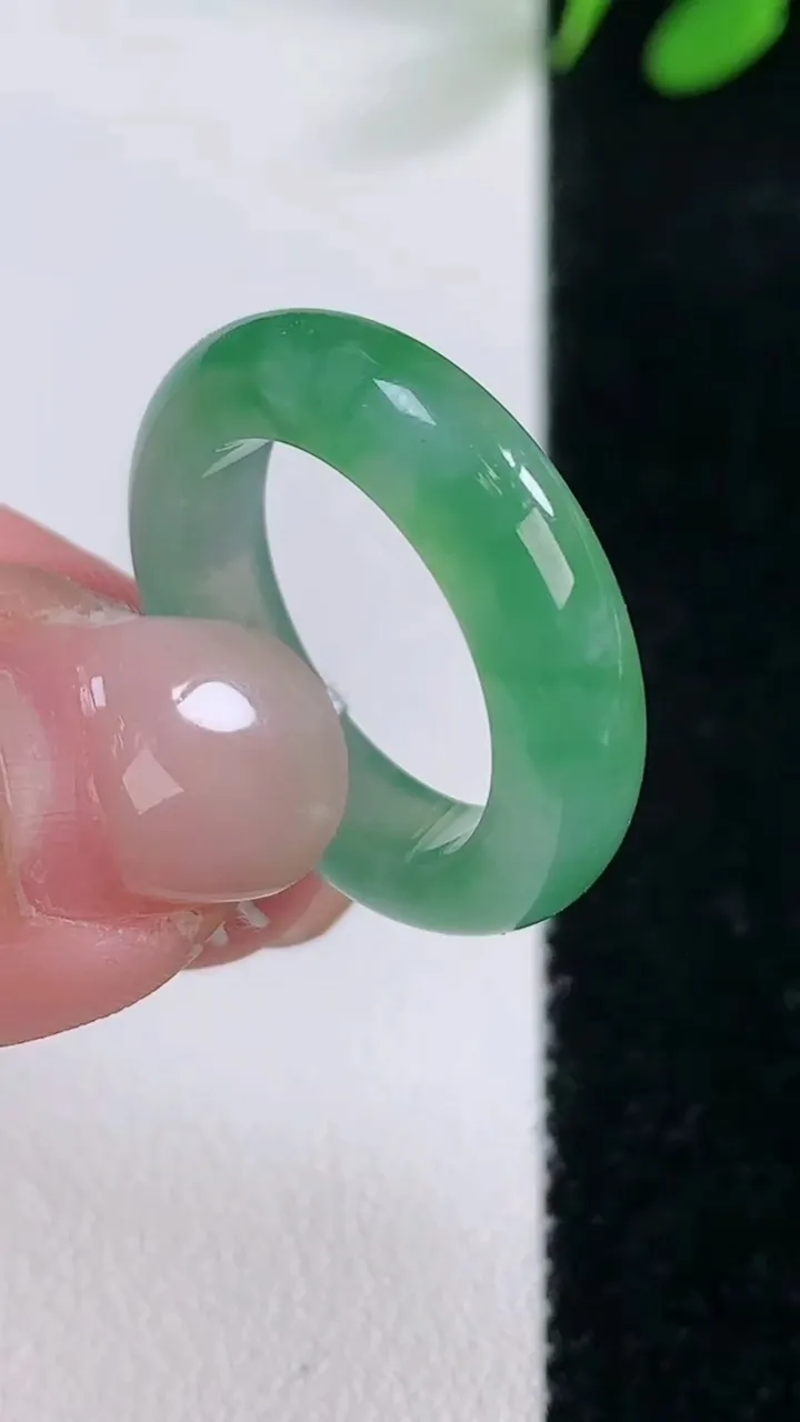 天然A货翡翠指环戒指，尺寸17-5.2-3.7，重量:4.11g2025年11月29日
工厂直销收藏