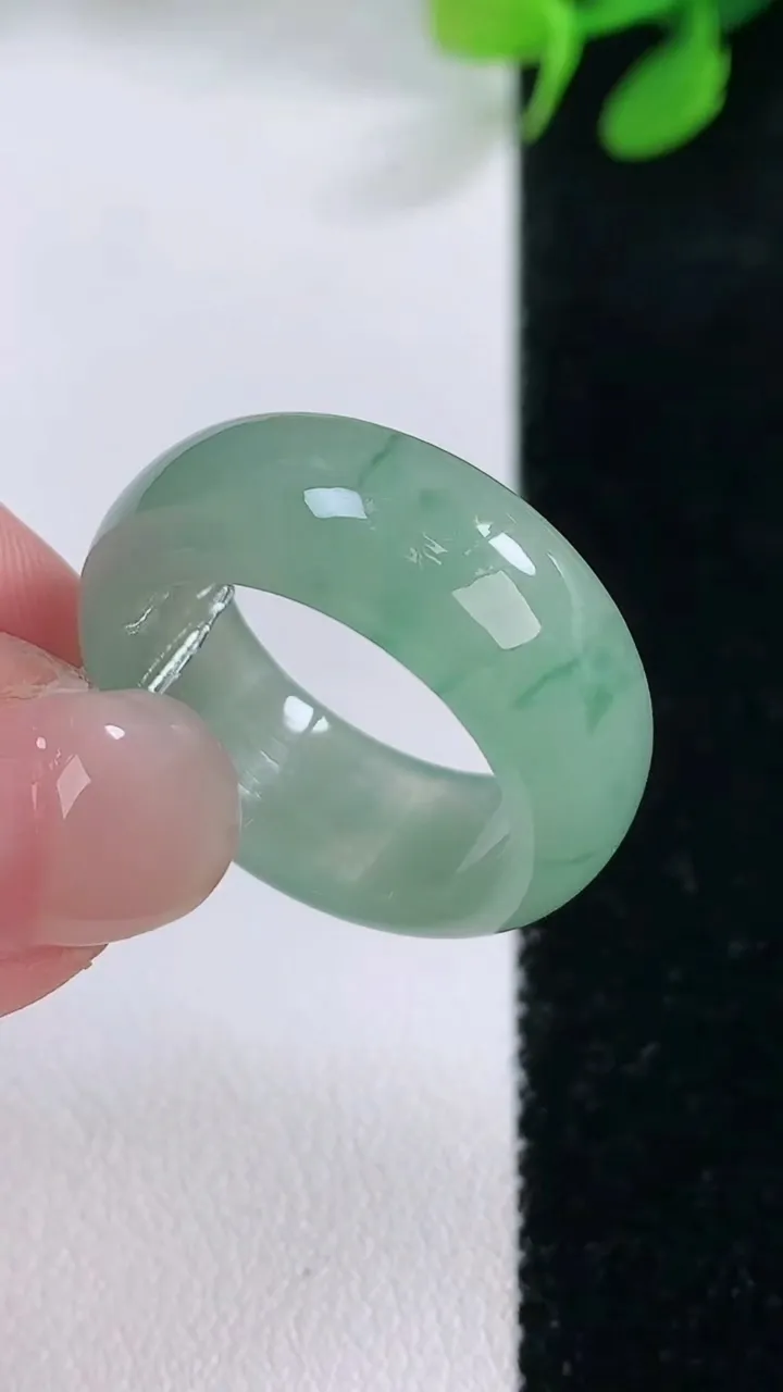 天然A货翡翠指环戒指，尺寸19.4-8.9-3.3，重量:6.84g2025年11月29日
工厂直销收藏佳品,种好水足，色泽均匀，有种有色，上手高大气！