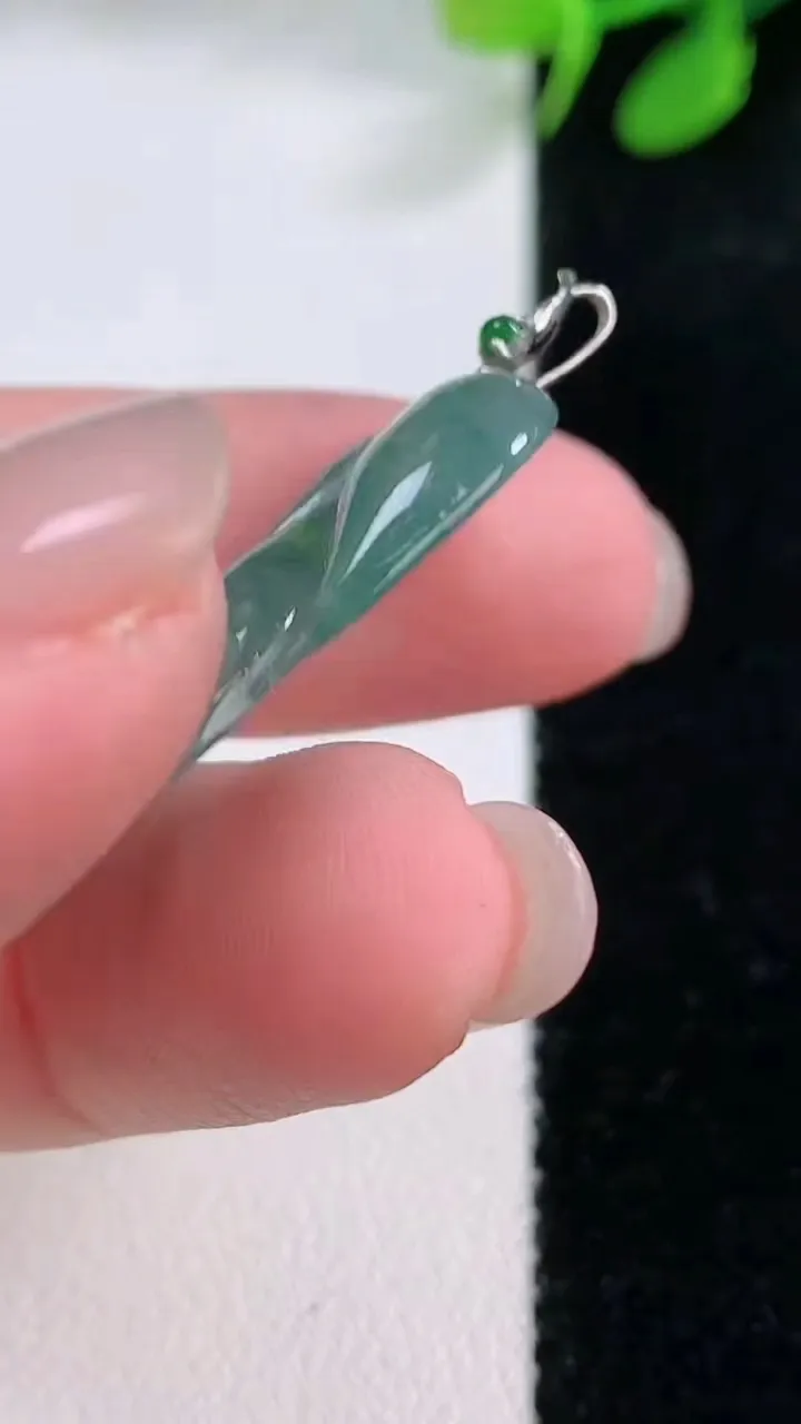 天然A货翡翠种飘花金枝玉叶 叶子吊坠，尺寸34-19-3.9，重量:5.28g
11月29日