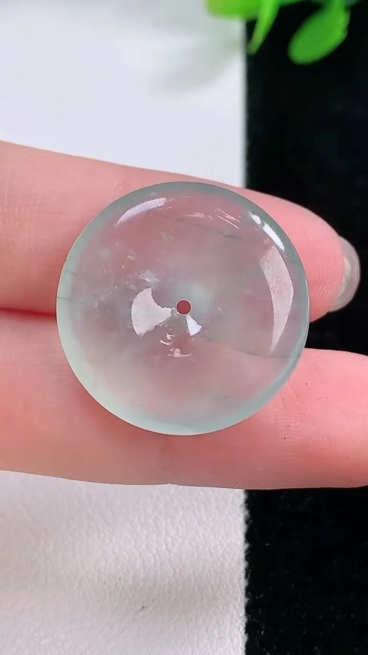 天然A货翡翠冰种飘花平安扣吊坠，尺寸23-4，重量:4.68g
11月29日