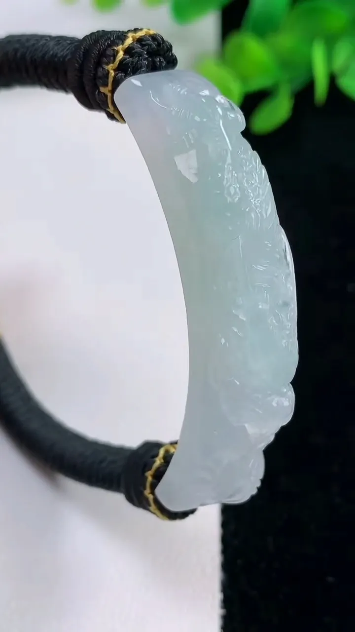 天然A货翡翠祥龙手绳，尺寸52.8-10.6-10.3，重量:25.13g
11月29日