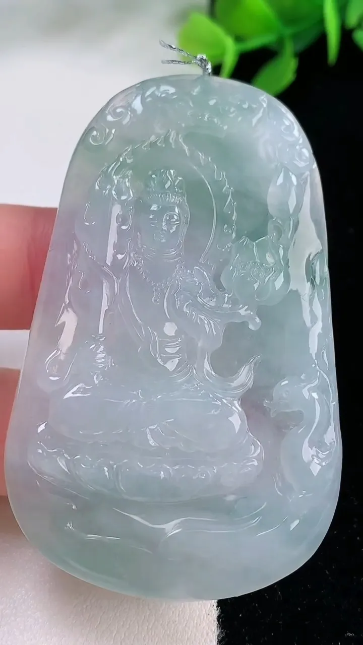 天然A货翡翠虚空藏菩萨吊坠，尺寸62-38.4-5.7，重量:29.26g
11月29日