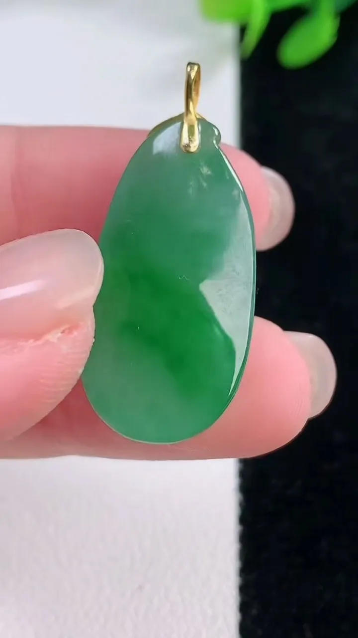天然A货翡翠福瓜吊坠，尺寸27.5-14-8，重量:5.65g
11月29日
