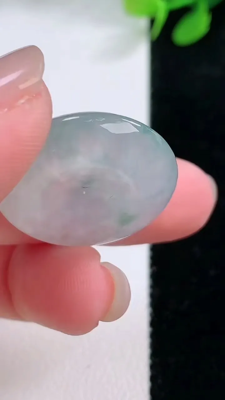 天然A货翡翠冰种飘花平安扣吊坠，尺寸24.7-5.8，重量:7.90g
11月29日