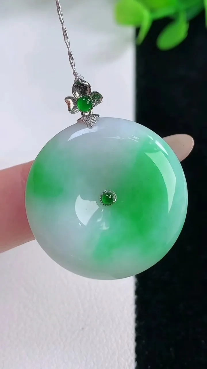 天然A货翡翠平安扣吊坠，尺寸26-5.4，重量:7.78g
11月29日