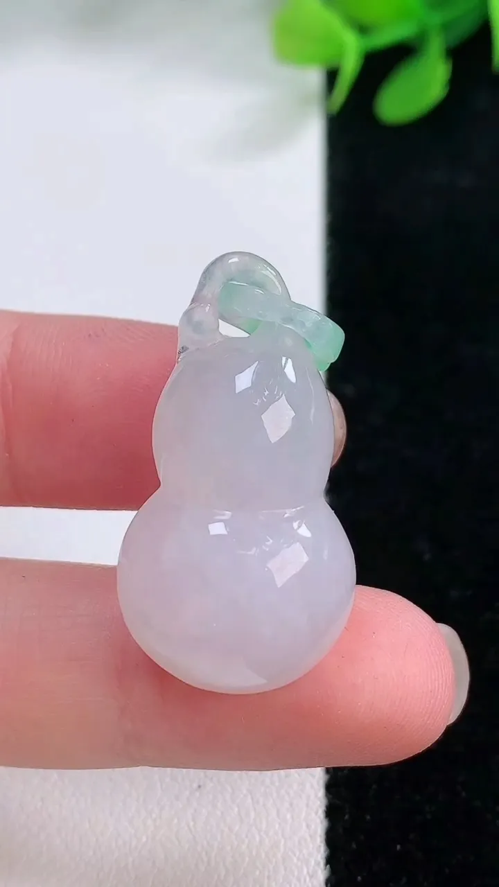 天然A货翡翠葫芦吊坠，尺寸35.7-16.6-10，重量:8.02g
11月29日