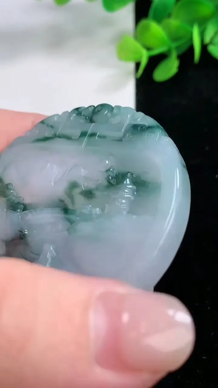 天然A货翡翠飘花复古牌吊坠，尺寸52.7-6.4，重量:43.67g
11月29日